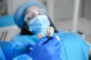 dental implants can be placed the same day as tooth extraction, including candidacy, benefits, treatment timing, and healing.